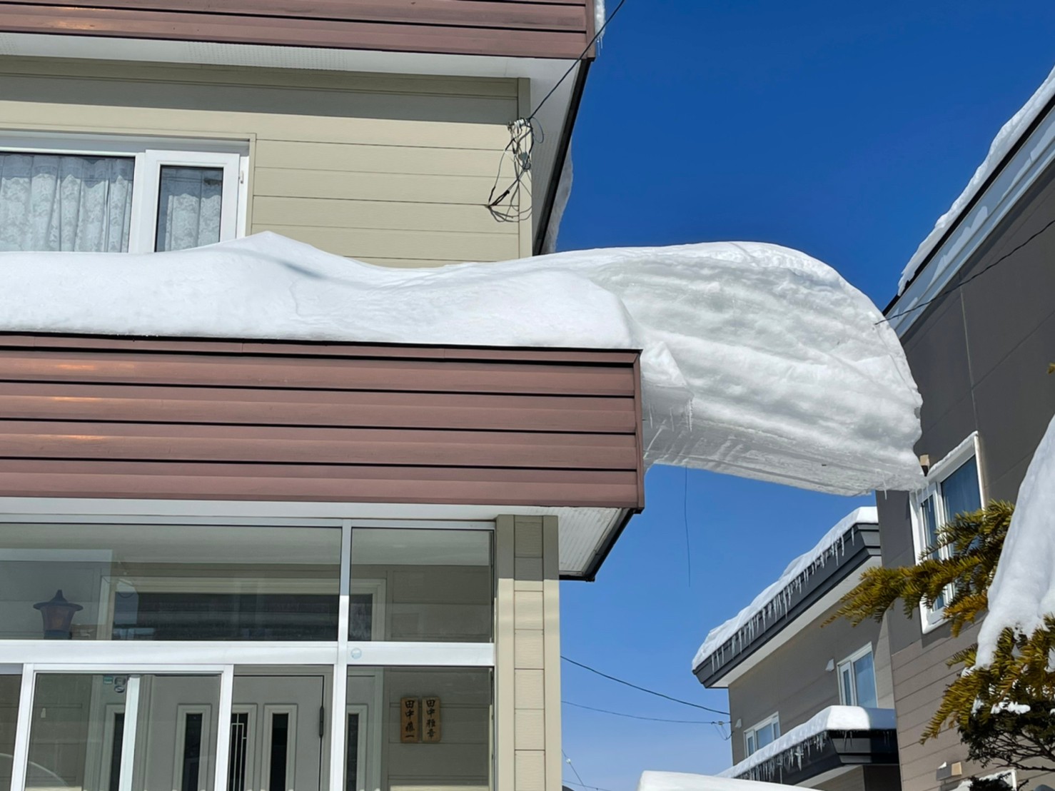 江別市で車庫の雪下ろしと雪庇落とし作業 便利屋江別なんでも屋